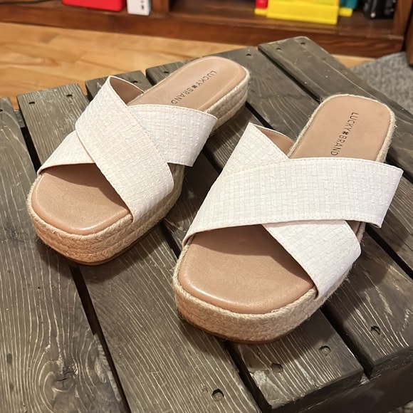 Lucky Brand Strappy Sandal-Size 8 - Picture 3 of 3